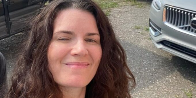 Voici qui remplace Marie-Eve Janvier au micro pendant sa pause professionnelle