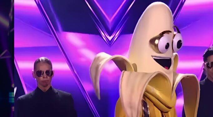On sait finalement qui sera l’animateur de la nouvelle saison de Chanteurs Masqués en 2025 banane-chanteurs-masques